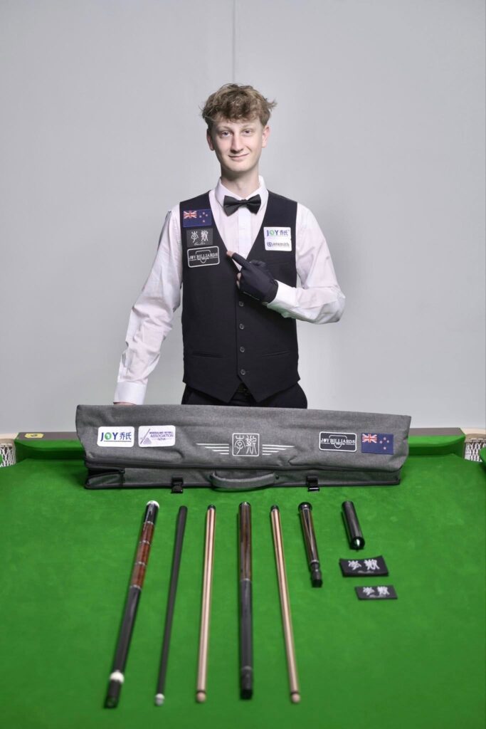 bo-gay-cuelees-cot-moc-an-tuong-cua-co-thu-tre-Kieran-Dempsey-su-dung